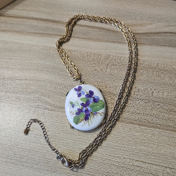 Jewelry - Vintage Porcelin Floral-violet Pendant Necklace On Chunky Gold Tone Chain💫